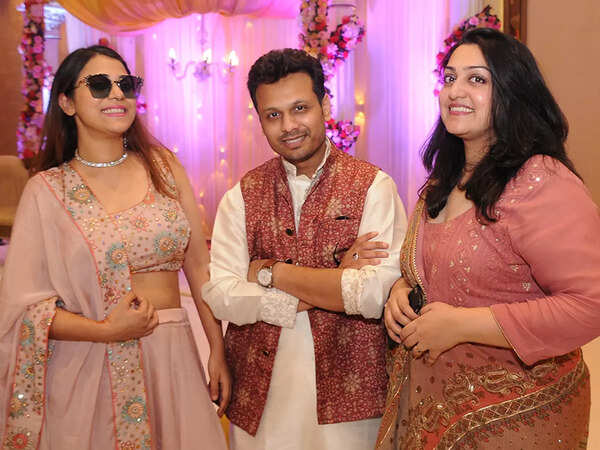 (L-R) Arpita, Akhil and Manika Bhatnagar