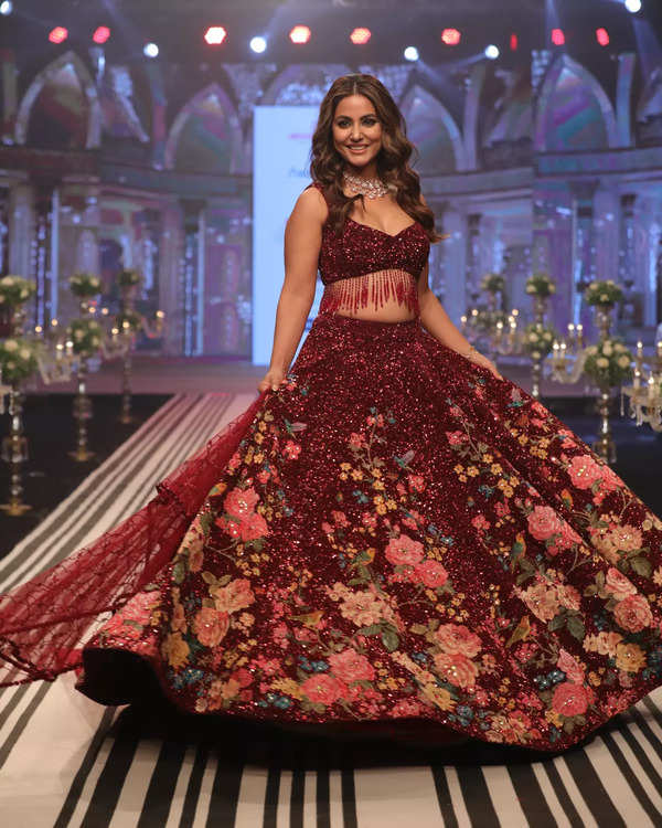 Asopalav - :: Bridal gowns that add panache & grace to your grand occasions  :: #TheWorldOfAsopalav #TraditionalWeaves #DreamWeddings #BridalGowns  #DestinationWeddings #IndianBridesWorldwide #Asopalav #Ahmedabad #Surat  #DesignerCollection #Granduer ...