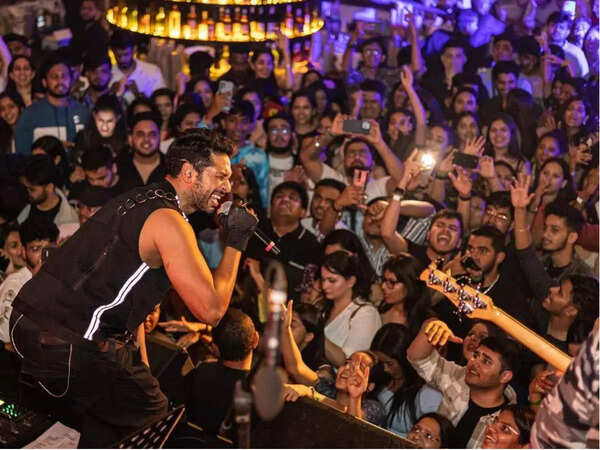 Arjun Kanungo performing live