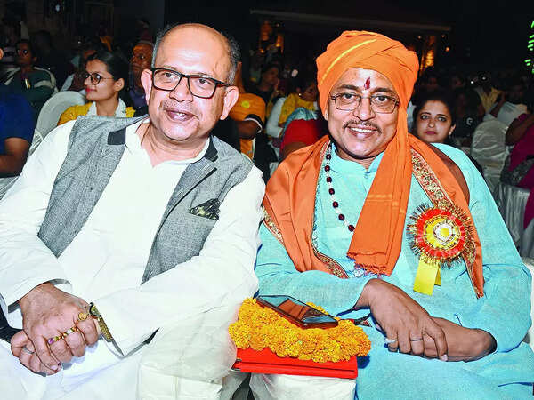 Dr Amar Patnaik (L) and Yogi Prakash Nath Yogeshwar