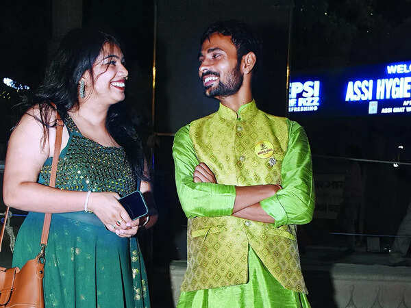 Khushi Chauhan with an audience