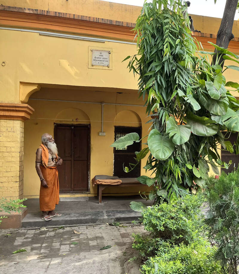 On its 5-acre campus, Mumukshu Bhavan has a section for monks, for people who wish to spend their old age in Varanasi, an orphanage and a school