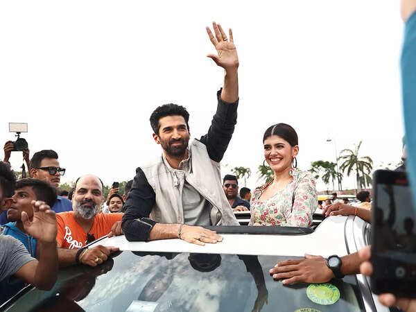 Aditya and Sanjana waving at their fans