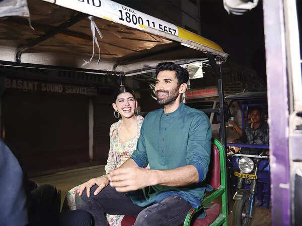 The actors also took an e-rickshaw ride in the city