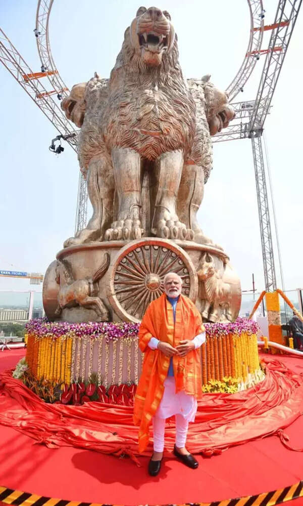 new-parliament-building-pm-modi-unveils-national-emblem-on-top-of-new