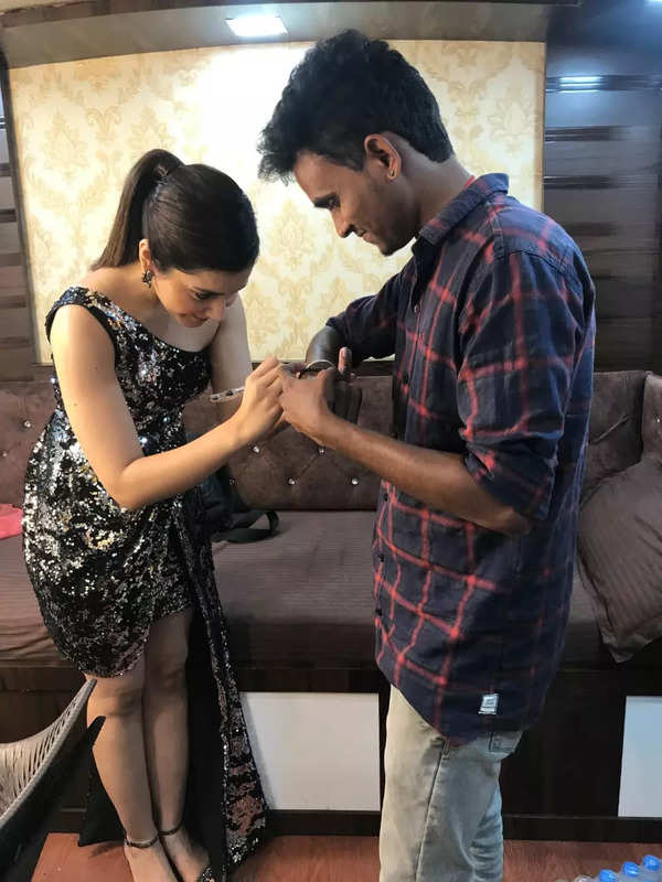 raashii-khanna-s-diehard-fan-gets-her-autograph-tattooed-on-his-hand