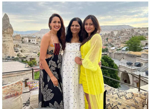 Pragya Jaiswal with her mom and sister