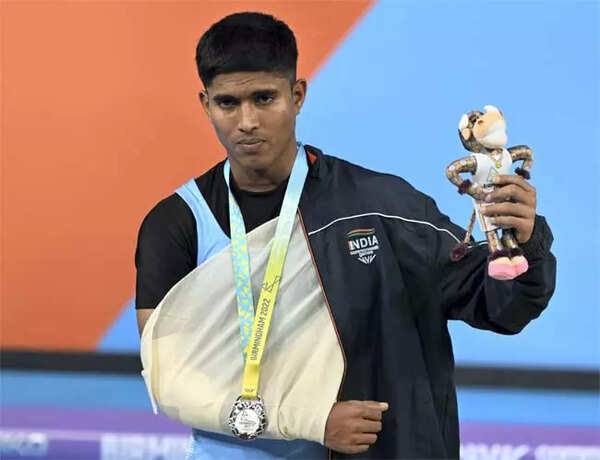 CWG 2022: 'परिष्टिति अच्छी नहीं, थोड़े कोशिश करो' - रजत पदक विजेता संकेत सरगर पान की दुकान चलाने वाले अपने पिता की उम्मीदों पर खरे उतरे हैं | राष्ट्रमंडल खेल 2022 समाचार शीर्षकहीन-7