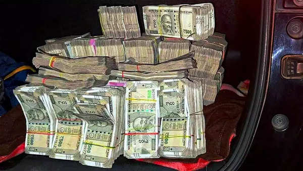 Howrah_ Huge amount of cash which was found in a vehicle in which three Jharkhan....