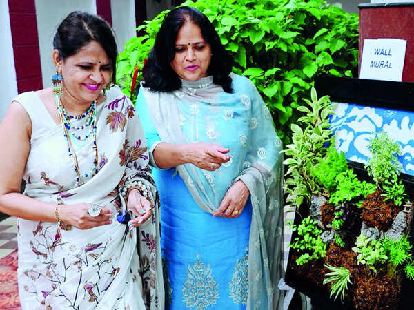 Ragini Dixit and Sujata Dwivedi