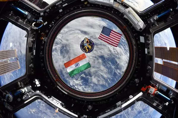 Tricolour-in-space-at-ISS (1)