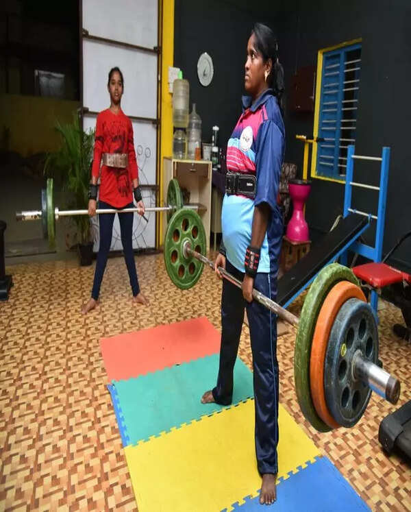 Helpturnedpowerlifter & daughter win medals in Tamil Nadu