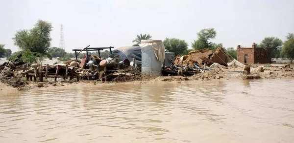 Houses are damaged by flood in Rajanpur district of Pakistan's Punjab province on Aug. 27, 2022. The death toll in separate accidents caused by heavy rains across Pakistan has surged to 1,000 since the start of monsoon season on June 14, the National Disaster Management Authority (NDMA) said on Saturday night. (Photo by Mansoor/Xinhua)