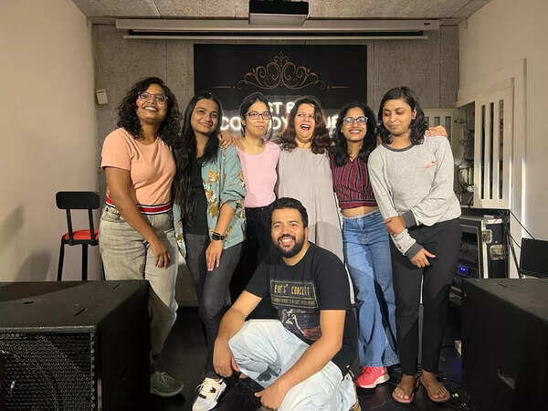 Neha, Arnika, Varsha, Amruta, Ruby, Ruchi, Namit ( comedy artists).