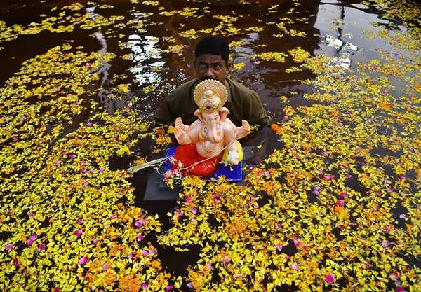 Nearly Half Of Mumbais Household Ganesh Idols Immersed In Artificial Tanks Mumbai News 1790