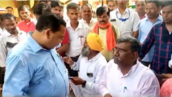 UP minister Suresh Rahi stages protest outside Sitapur DM office over ...