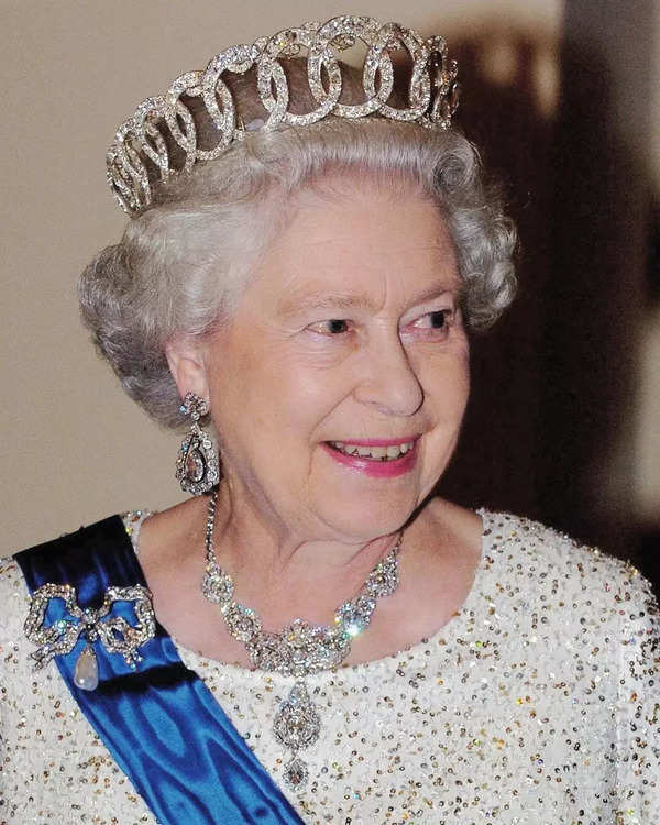 The necklace worn by Queen Elizabeth II throughout her reign was a gift ...