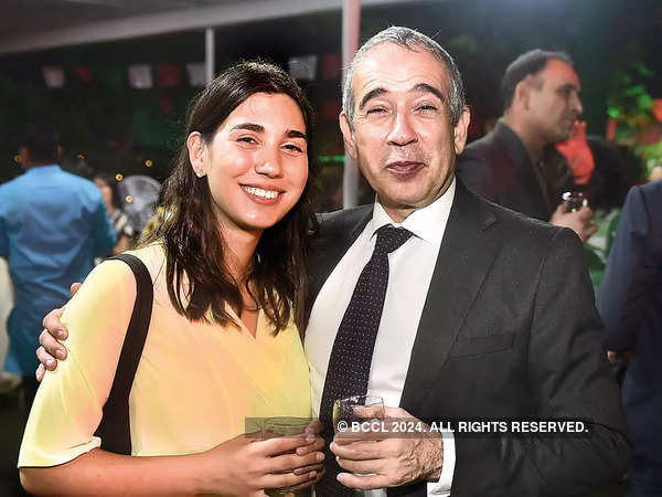 Con Ayner Deniz Sunel, hija del embajador turco Firat Sunel