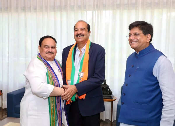 Harsh Mahajan joins the BJP