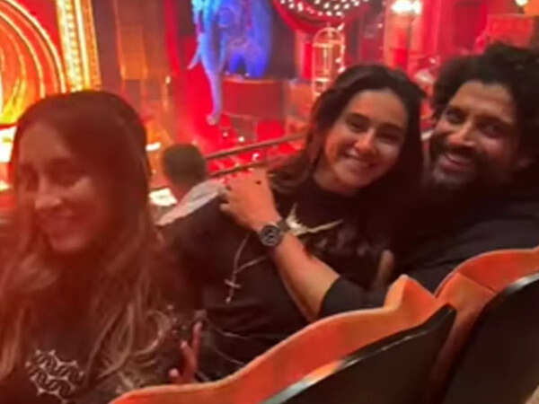 Farhan Akhtar and Shibani Dandekar's charming selfie gets photobombed by Anusha Dandekar
