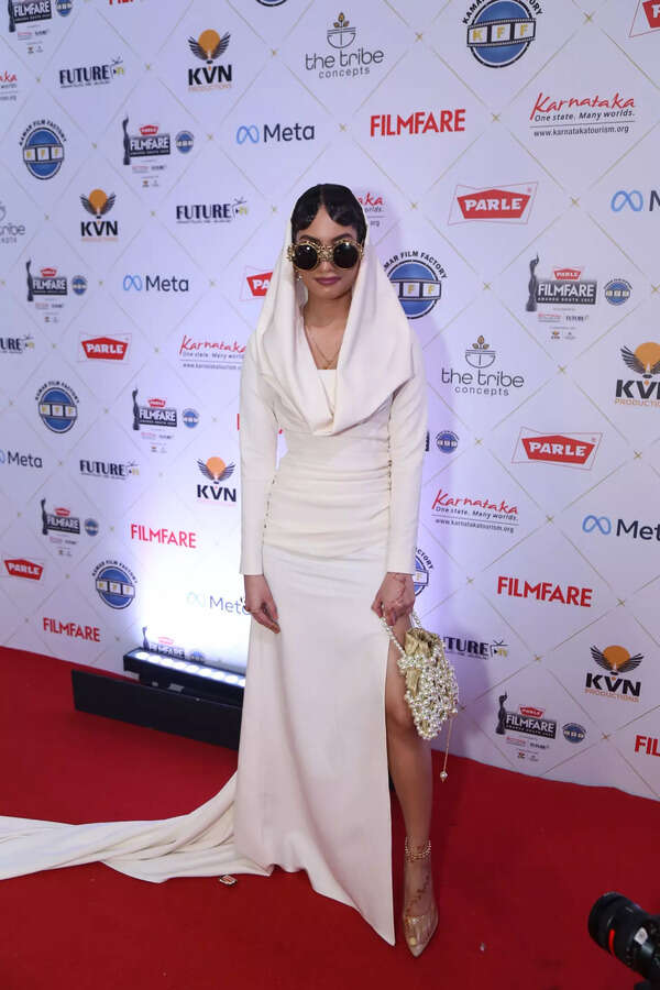 Dhee makes a fashion statement at the red carpet at the 67th Parle Filmfare Awards South 2022