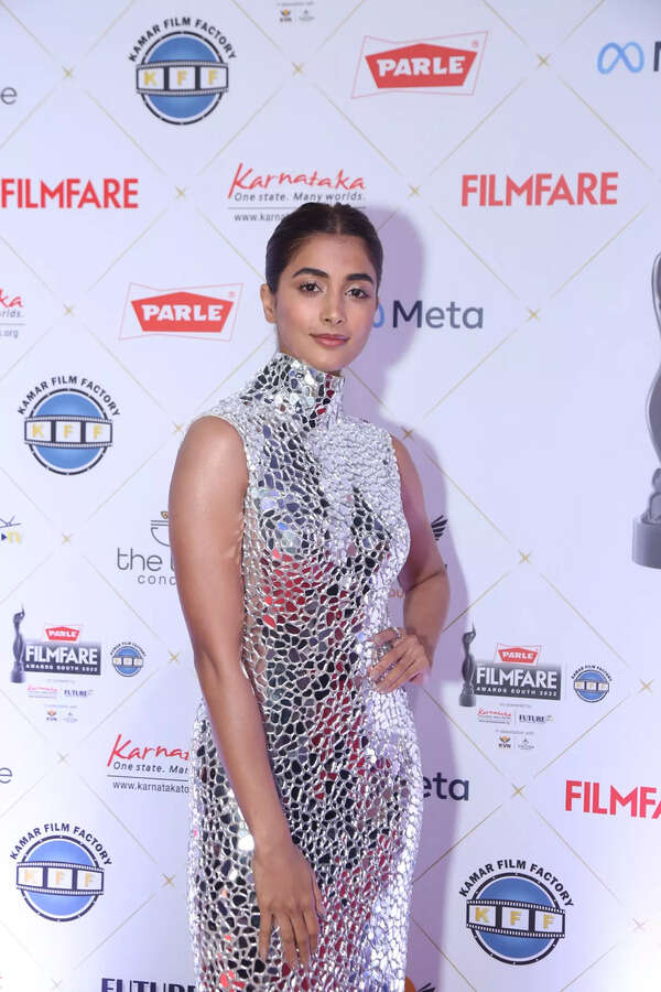 Diva Pooja Hegde gracing the red carpet at the 67th Parle Filmfare Awards South 2022
