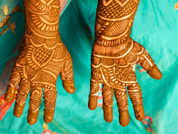 If you are going to become a bride, then apply such mehndi on her feet that  her in-laws can be seen | NewsTrack English 1