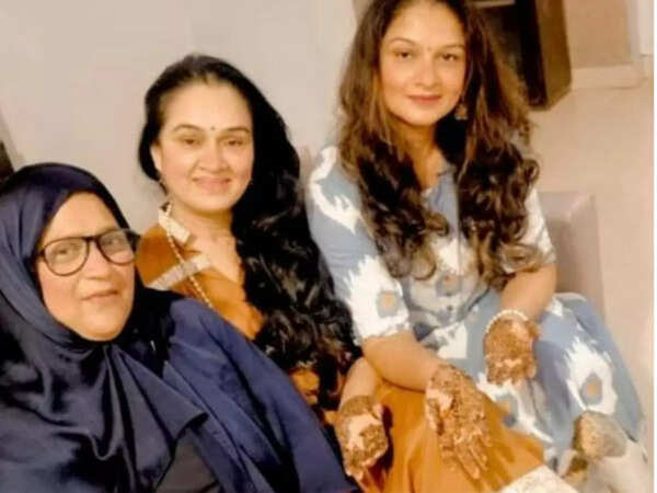 Padmini and Tejaswini Kolhapure with their mehendi artist