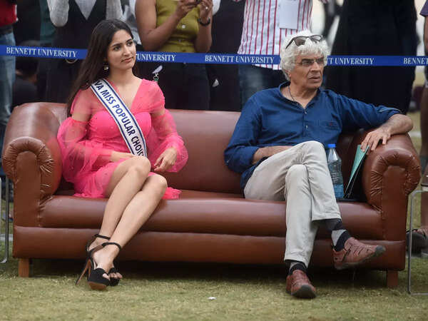 LIVA Miss Popular Choice 2022 Ojasvi Sharma with actor Naseer Abdullah