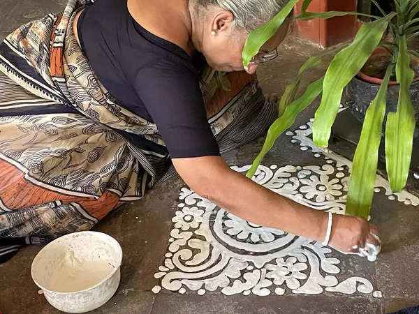 Alpana: Festive favours: The retired teacher who makes alpana for strangers'  homes | Kolkata News - Times of India