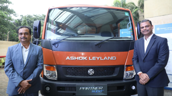 R'den L'ye: Mr.  Sanjeev Kumar, Başkan – MHCV, Ashok Leyland ve Mr.  Alfred Nixon, Kıdemli Başkan Yardımcısı – Ürün Geliştirme, Ashok Leyland Partner Super Lansmanında.