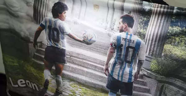 Embed-Maradona--1811-AP