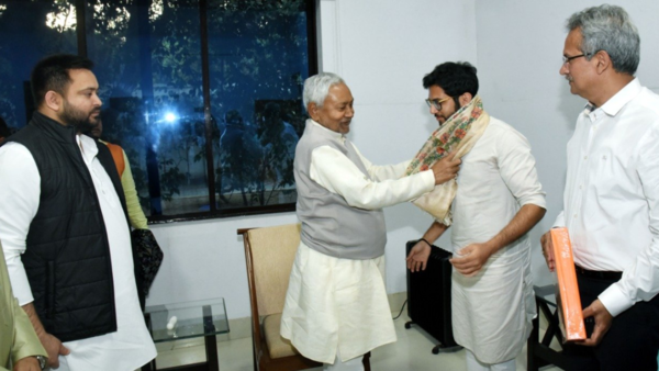 Nitish Kumar ve Aaditya Thacker