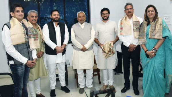 Aaditya Thackeray, Tejashwi Yadav ile görüşüyor