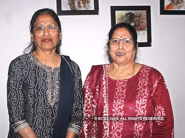 Manju (solda) ve Meena