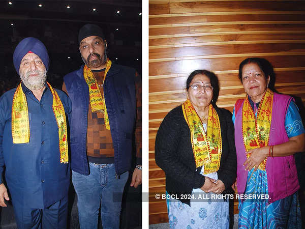 (Solda) Harvinder Singh Lord ve Gagan Dhingra (Sağda) Prabha Paliwal ve Sudha Paliwal