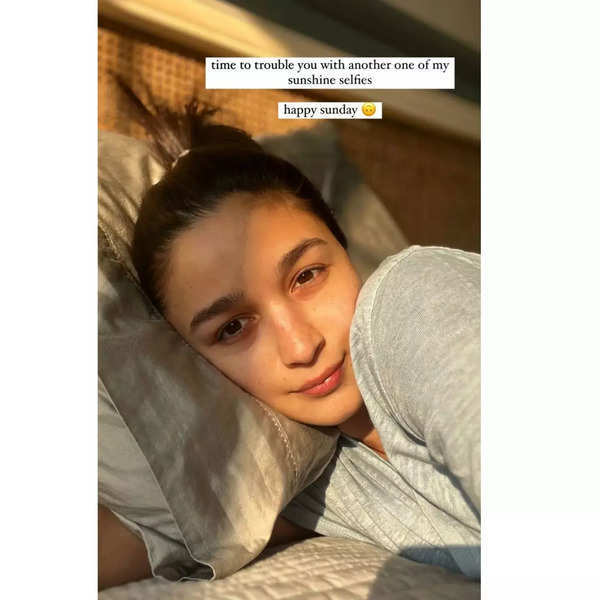Alia Bhatt poses for a sun-kissed selfie with sister Shaheen Bhatt and it  is too cute to be missed! | Hindi Movie News - Times of India