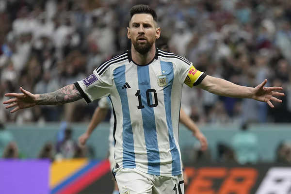 Lionel Messi being made to wear a 'bisht' during FIFA world cup final  sparks reactions from fans - Times of India