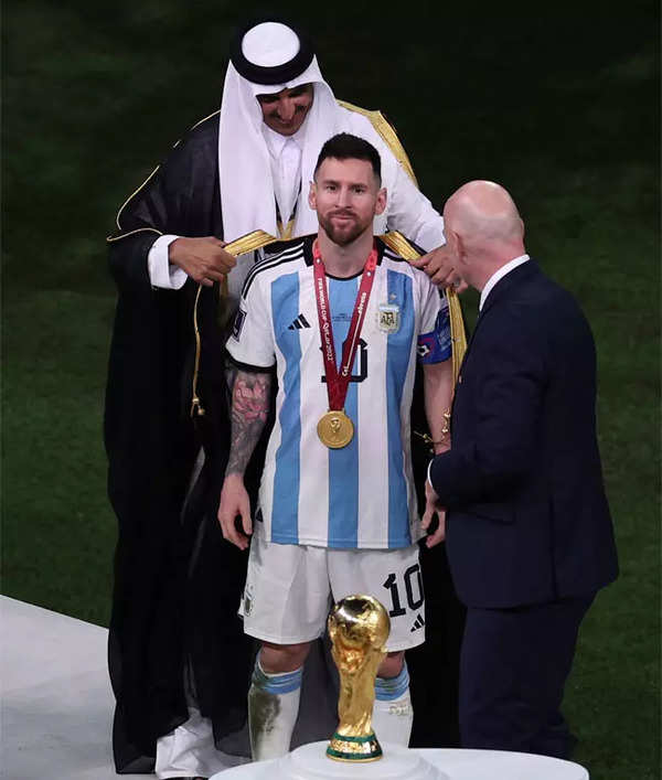 What is a Bisht? The black cloak Lionel Messi wore to lift the