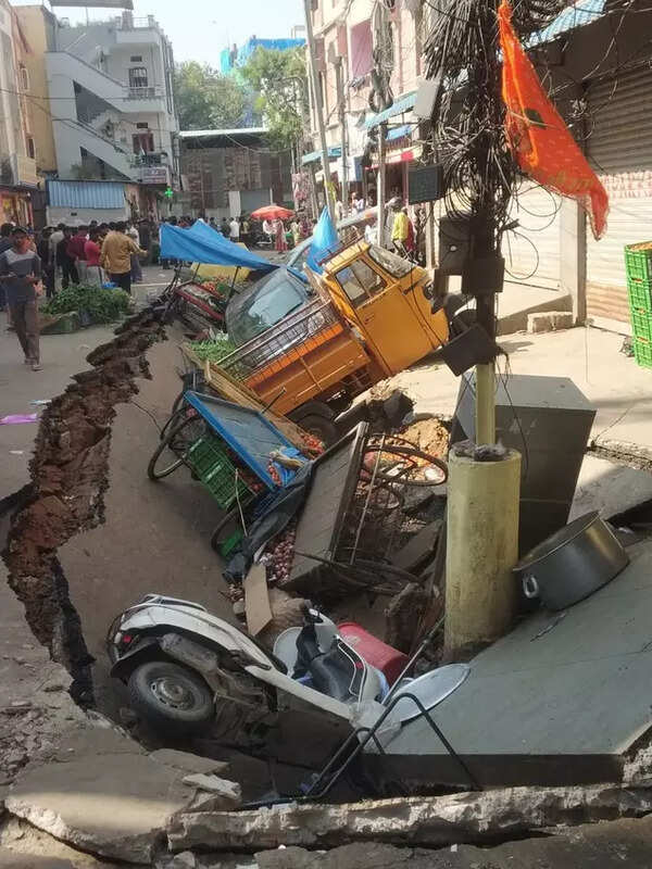 Goshamahal In Hyderabad, Goshamahal totters, road caves in, cars in