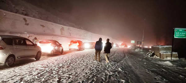 Himachal Snowfall: Over 2,000 Tourists Stranded In 500 Vehicles Rescued ...