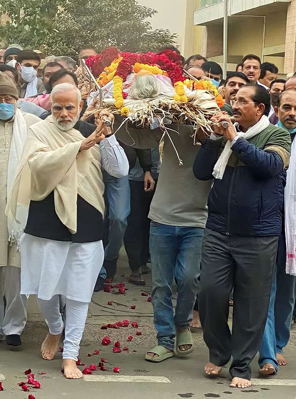 Looking on: PM Modi, his brothers perform last rites of their mother, Watch