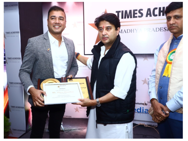 Manoj Dhanotiya clinches the Times Achievers Award - Madhya Pradesh ...