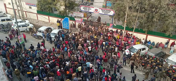 Sultanpuri karakolunun önünde protesto