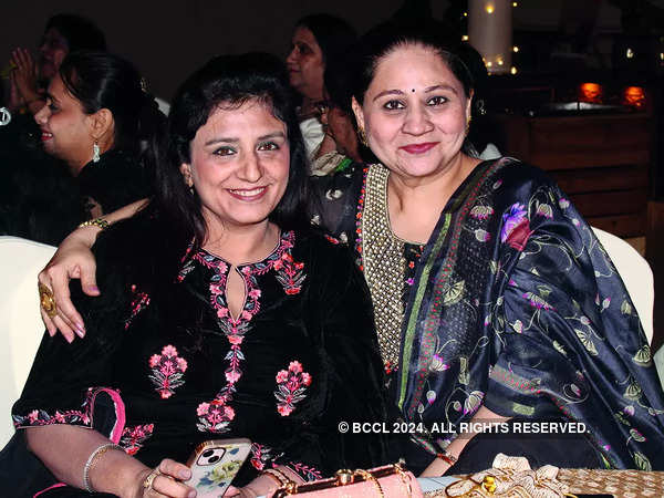 Preeti (solda) ve Anjali