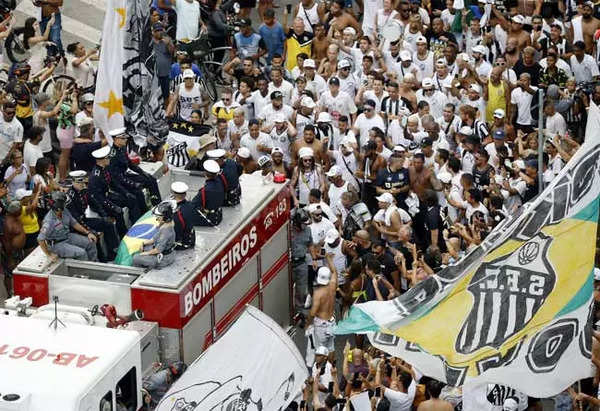 It's going to be crazy': Crowds flock to Santos for Pelé's wake