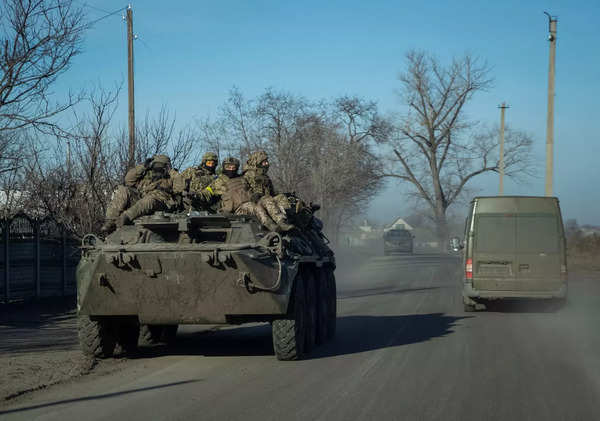 यूक्रेन के सैनिक लाइमैन में एक बख़्तरबंद कार्मिक वाहक की सवारी करते हैं
