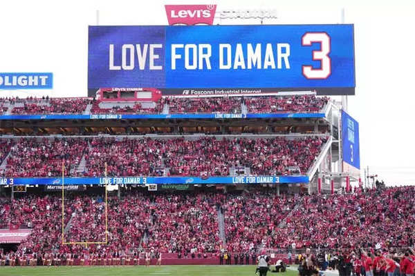 Bill Belichick, Patriots players wore 'Love for Damar' Hamlin T