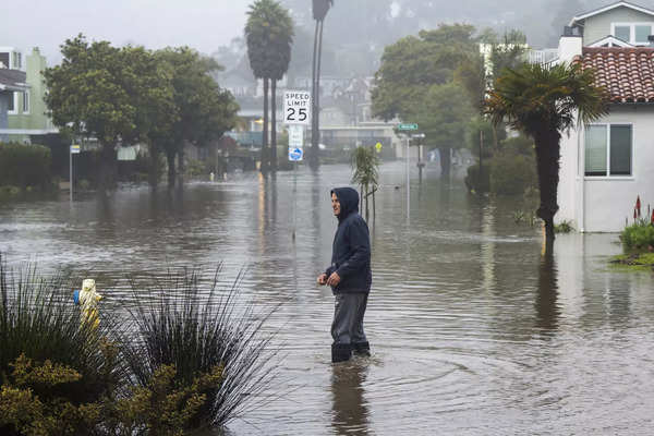 California'daki sel toplu tahliyeleri zorluyor