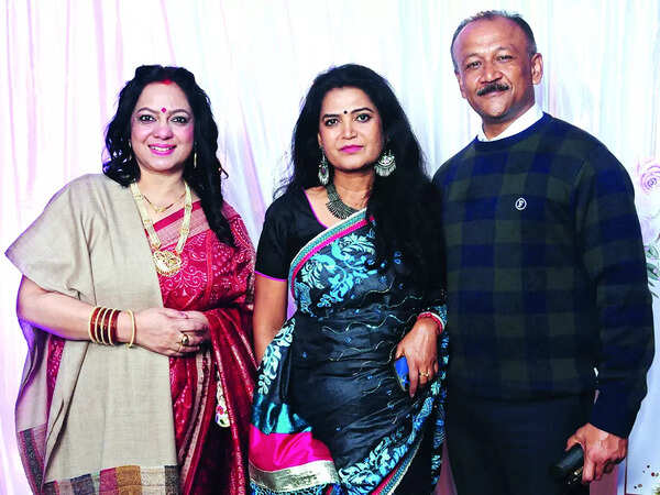 (L-R) Dr Priya Saxena, Rashmi & Nikhil Bajpai